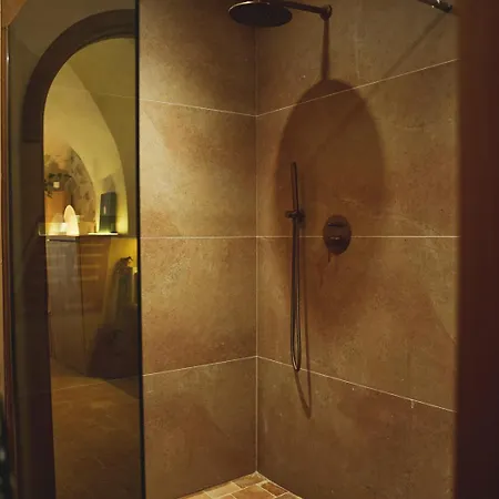 Hypercentre, Superbe Dans Ancienne écurie Du Xviiie Siècle *